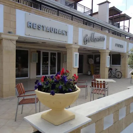 Hotel Montes &